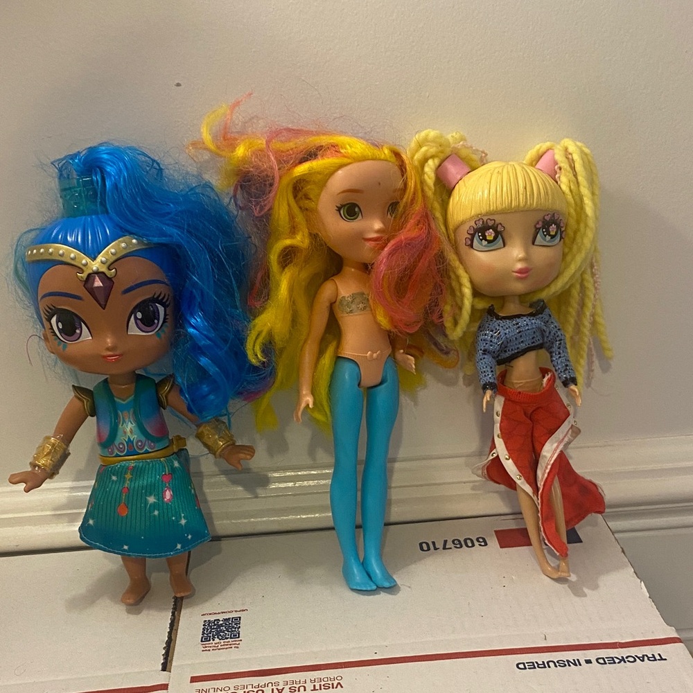 5 pound bundle of 6 Dolls good condition see pictures